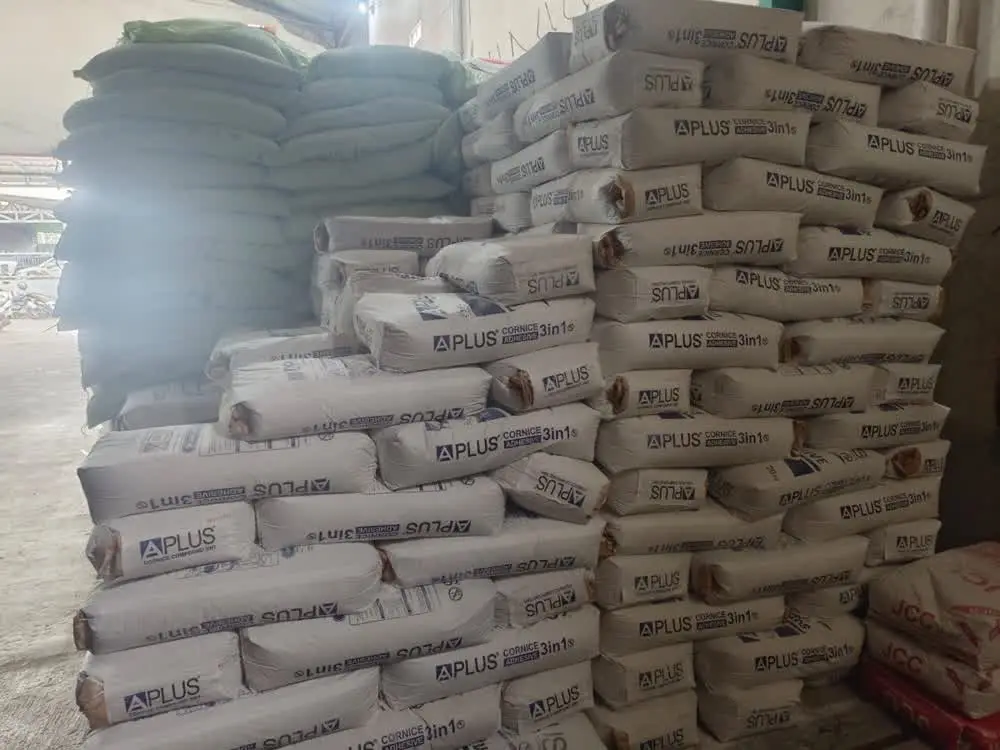 Tumpukan material bangunan dan perlengkapan gypsum siap jual