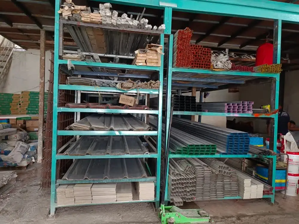 Rak perlengkapan gypsum dan material pendukung di toko