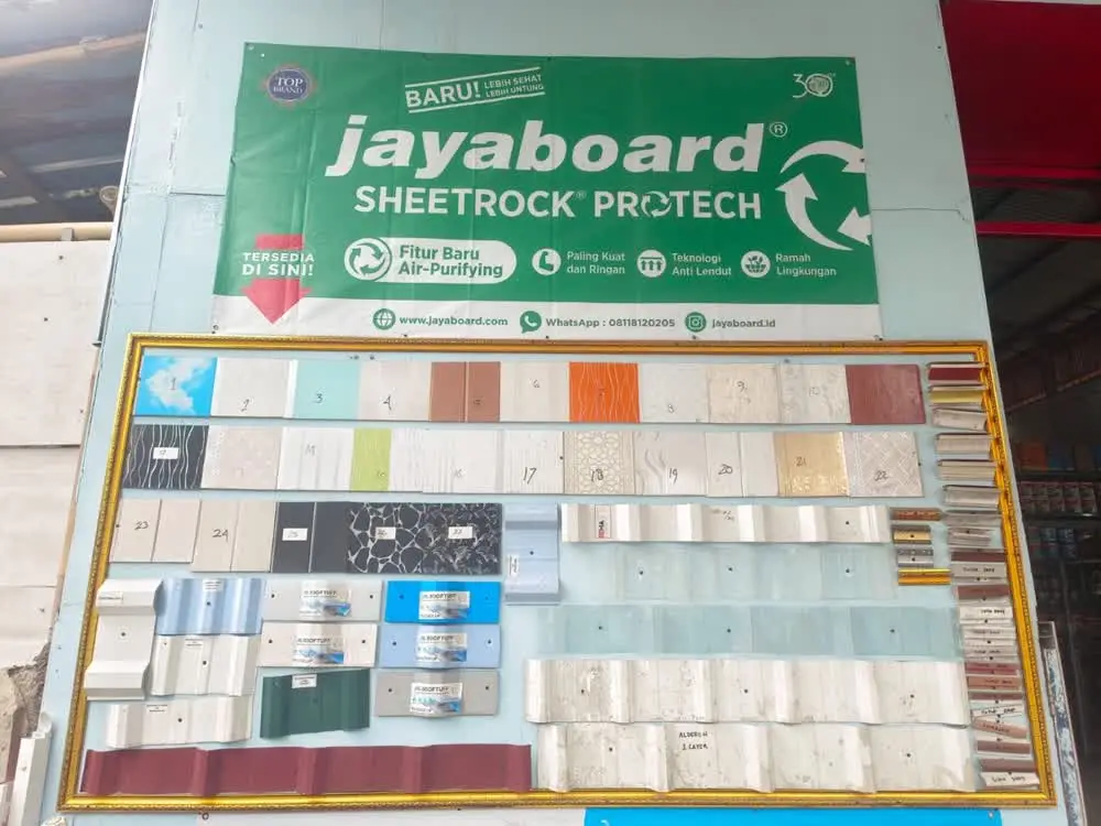 Tumpukan material gypsum dan perlengkapan plafon di gudang