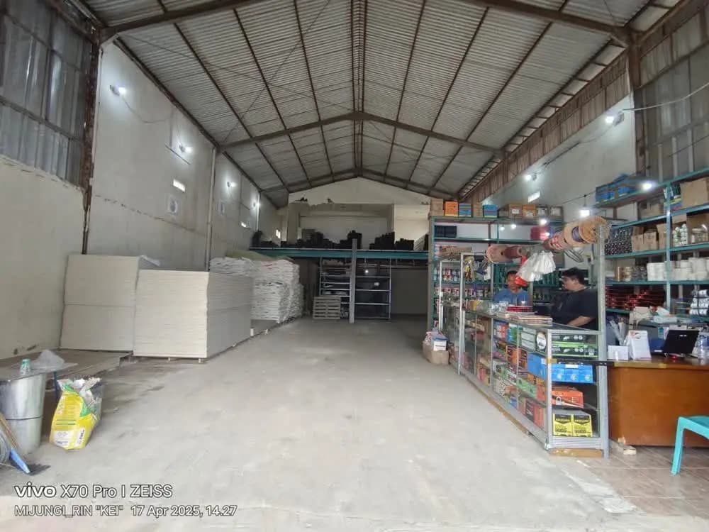 Suasana dalam toko CV Abadi Jaya Gypsum di Bekasi